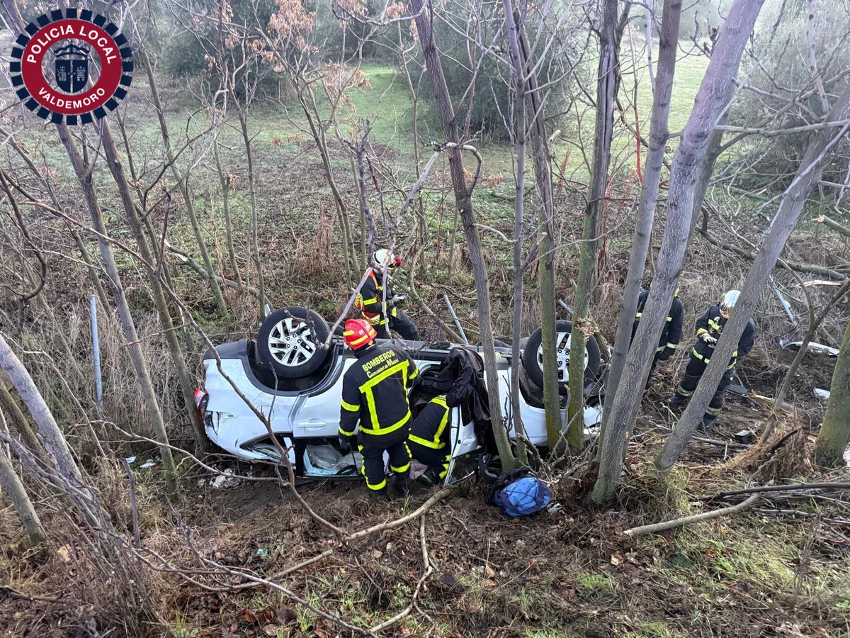 📆#DomingoMañana 

⚠️ Colaboramos en accidente de tráfico en la autovía #A4, km 26⬇️

🚒 #BomberosCM excarcela al conductor y junto a 🚑#SIEPC inicia maniobras de #RCP, siguiéndolas con #SUMMA112.

Finalmente fallece.

Investiga <a href="/guardiacivil/">Guardia Civil</a> de #tráfico.

#Valdemoro