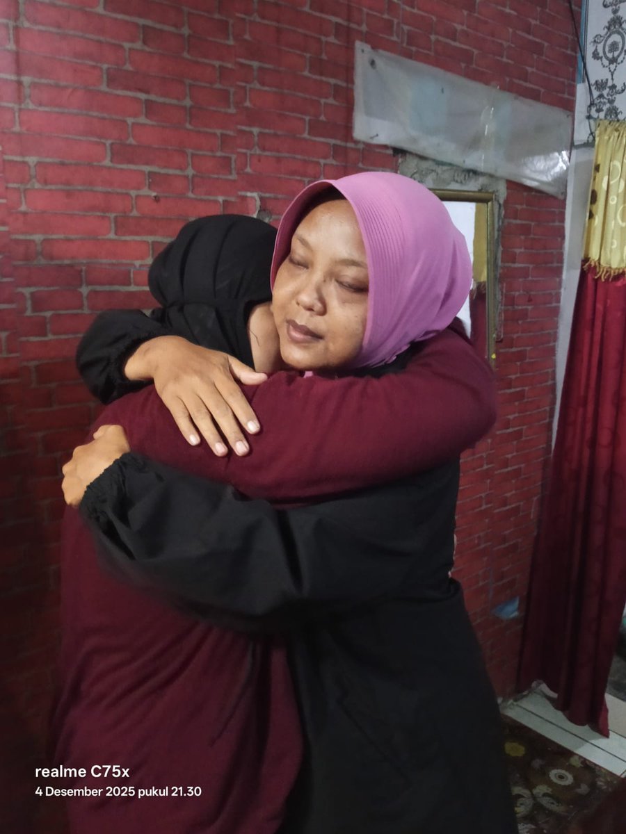 Belum kering luka kehilangan emak, hari ini jam 11 malam aku dapet kabar kalo Kaka iparku meninggal dengan penyakit yg sama kaya emak.

Aku ga nyangka pelukan ini jadi pelukan terakhir.

Kakak keduaku.. kakak ku yg paling baik harus kehilangan ibu dan istrinya dlm waktu 7 minggu.