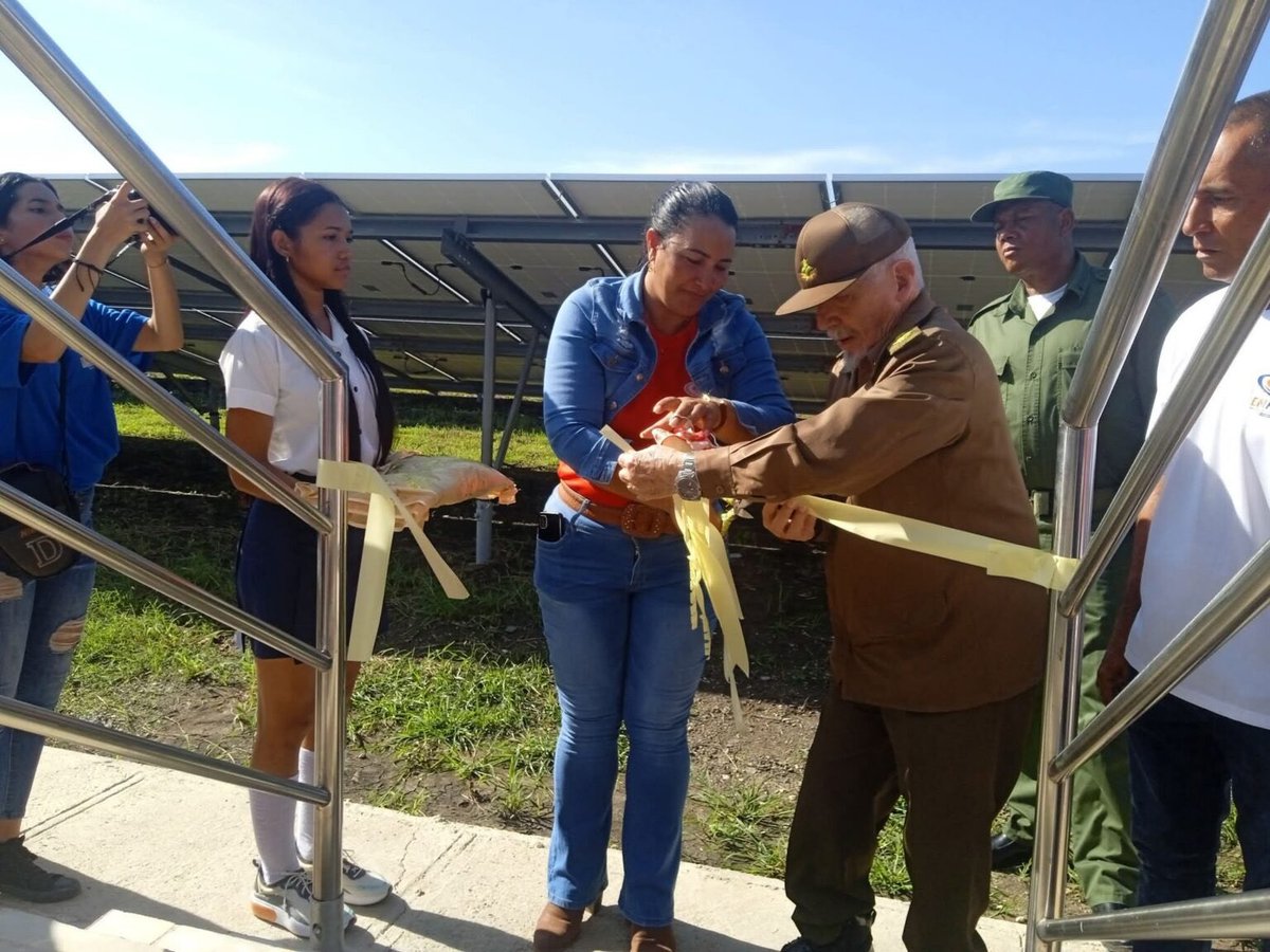 ¿Alguien sabe dónde está el comandante <a href="/ValdesMenendez/">Ramiro Valdés Menéndez</a>?.
Desde su última aparición, hace cuatro meses,  durante la inauguración de un parque solar fotovoltaico no lo vemos en público.
Exigimos Fe de Vida del comandante “Charco e Sangre”.
<a href="/DiazCanelB/">Miguel Díaz-Canel Bermúdez</a> <a href="/PresidenciaCuba/">Presidencia Cuba 🇨🇺</a>