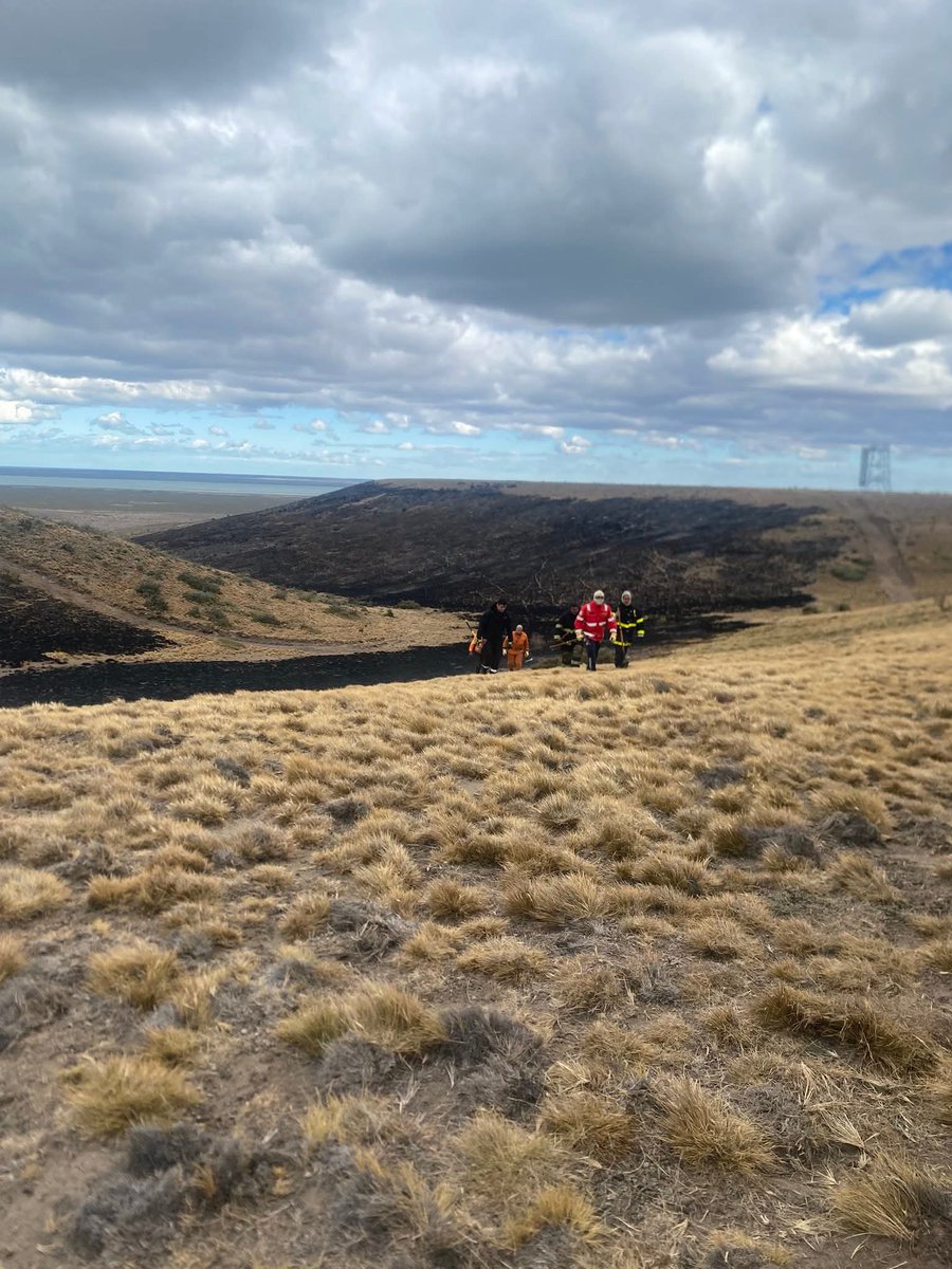 RaicesDigitalSC's tweet image. 🔥 Incendio de pastizales controlado
Efectivos de Protección Civil, Bomberos y la Brigada de Incendios Forestales del Consejo Agrario actuaron de forma coordinada del otro lado de la ría para extinguir el foco y proteger el entorno.

#SantaCruz #Prevención #Incendios