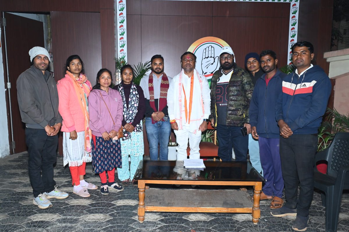 आज मेरे निवास रायपुर में डीएड अभ्यर्थी, जो 24 दिसंबर से आमरण अनशन पर बैठे हुए हैं, मुझसे मिलने आए। उनका कहना है कि सरकार द्वारा सुप्रीम कोर्ट और हाई कोर्ट के आदेशों का पालन नहीं किया जा रहा है।