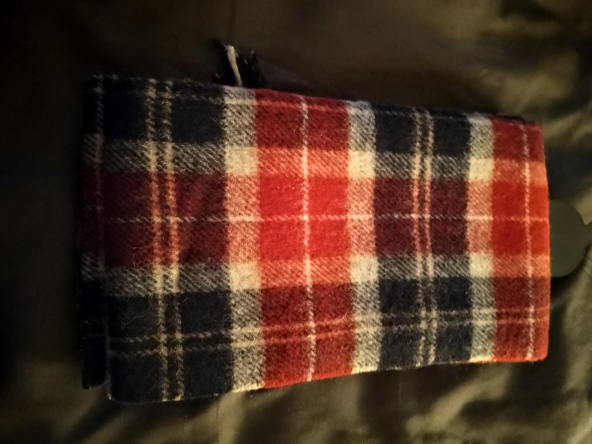 Bnwt Barbour scarf on hanger.
100% lambswool.
Posted 48 tracked,price includes delivery.
£25 tyd.
Rts welcome