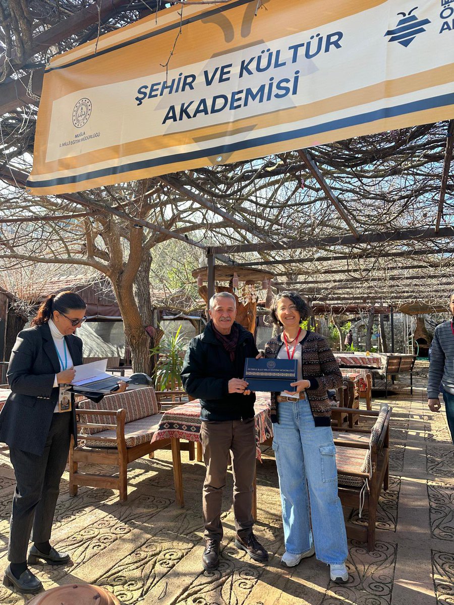 Dönem boyunca yapılan etkinliklere katılan öğretmenlerimiz katılım belgelerini İlçe Milli Eğitim Müdürümüz Sayın Faruk KAYA'nın elinden alırken, etkinliklerde  görev alan tüm konuk eğitmenlerimize ise teşekkür belgeleri takdim edildi.+