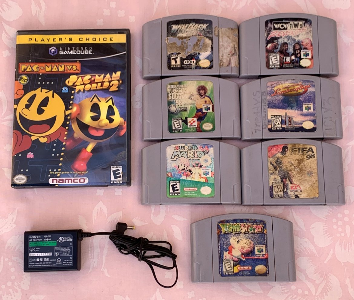 KafeiLoera's tweet photo. Más videojuegos mugrosos rescatados de un mercado de segunda mano... #RetroGaming #Nintendo #N64 #PSP #RetroGameFest4 #FIFA #Mario #Konami #PacMan https://t.co/hhZ5vdQo73