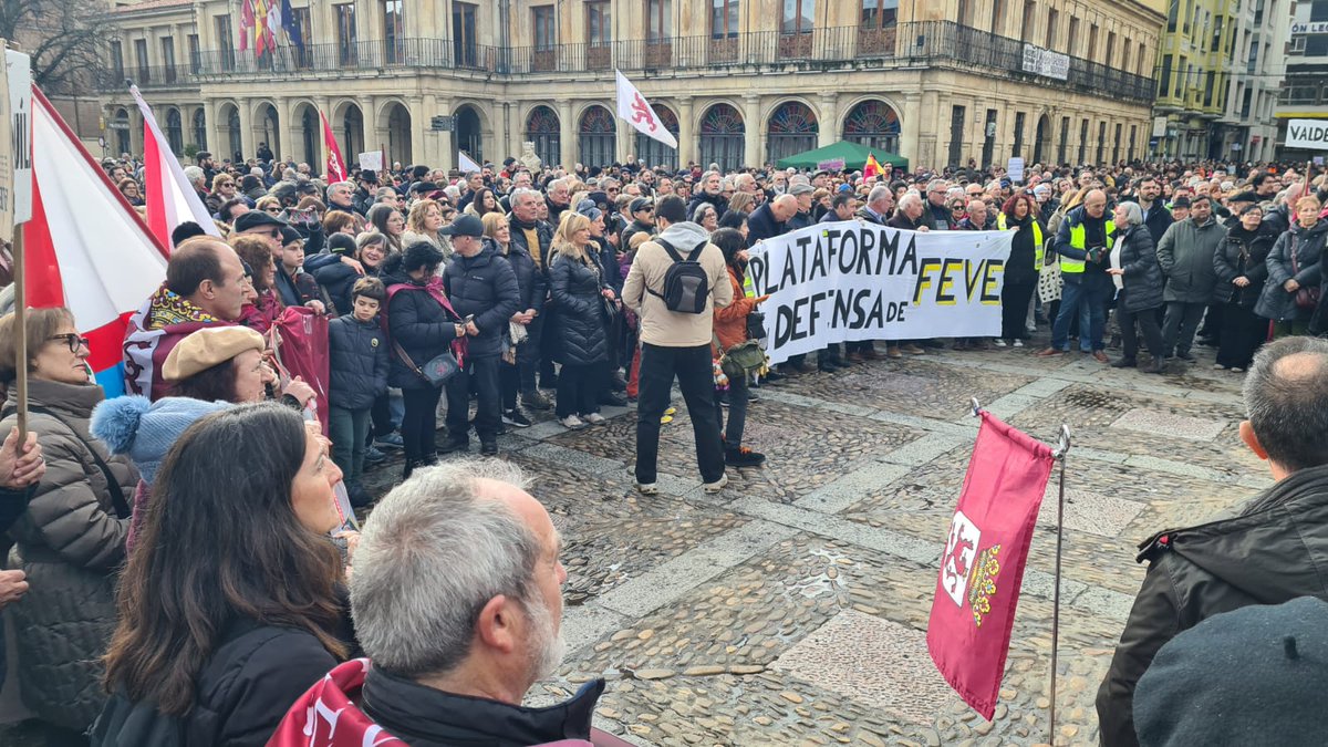 <a href="/oscar_puente_/">Óscar Puente</a> A 140Km de allí tienes a los leoneses saliendo a la calle para que el FEVE siga llegando al centro y no entierren sus vías.