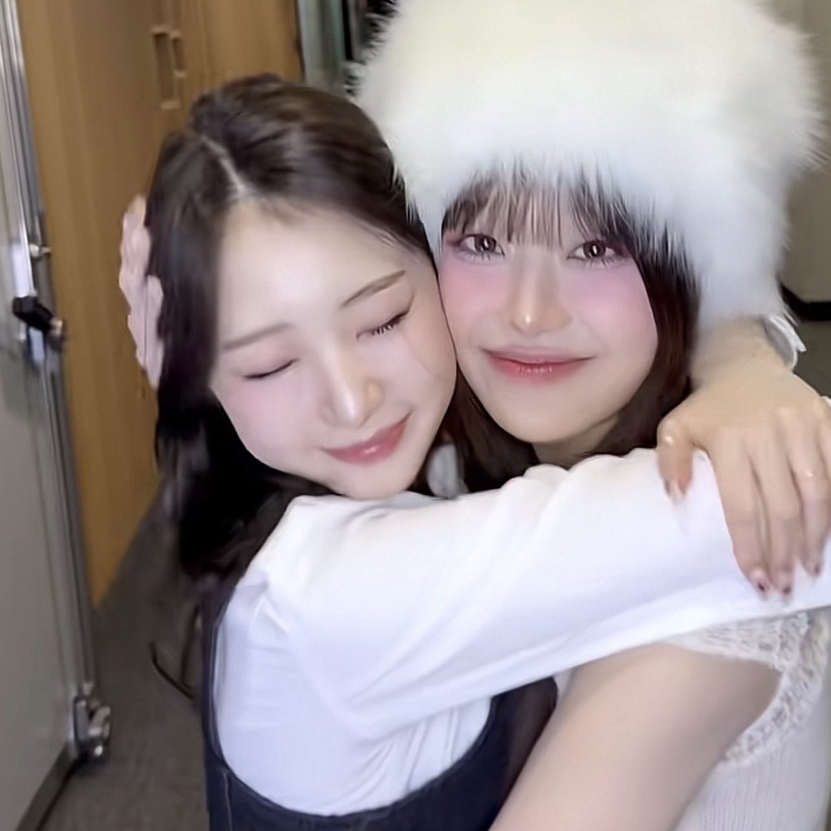 boopsverse's tweet image. yeojin just loves chuu so much like ugh u guys