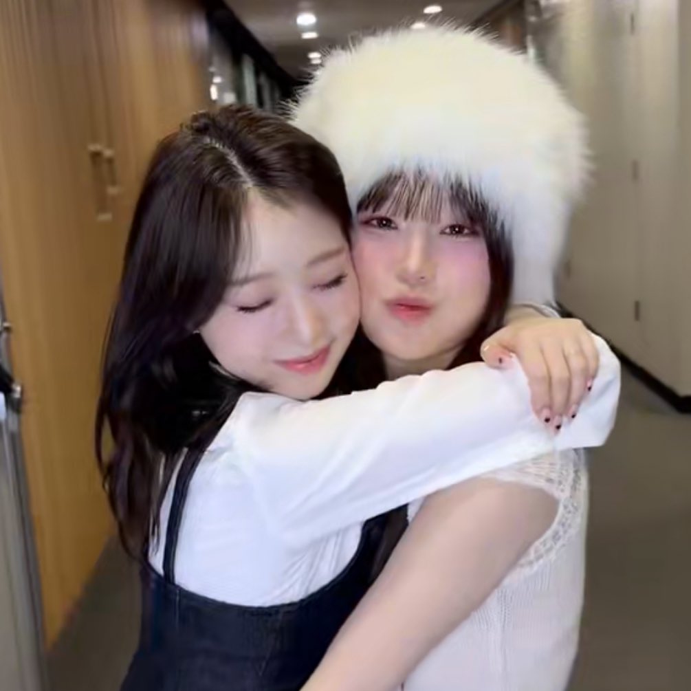 boopsverse's tweet image. yeojin just loves chuu so much like ugh u guys