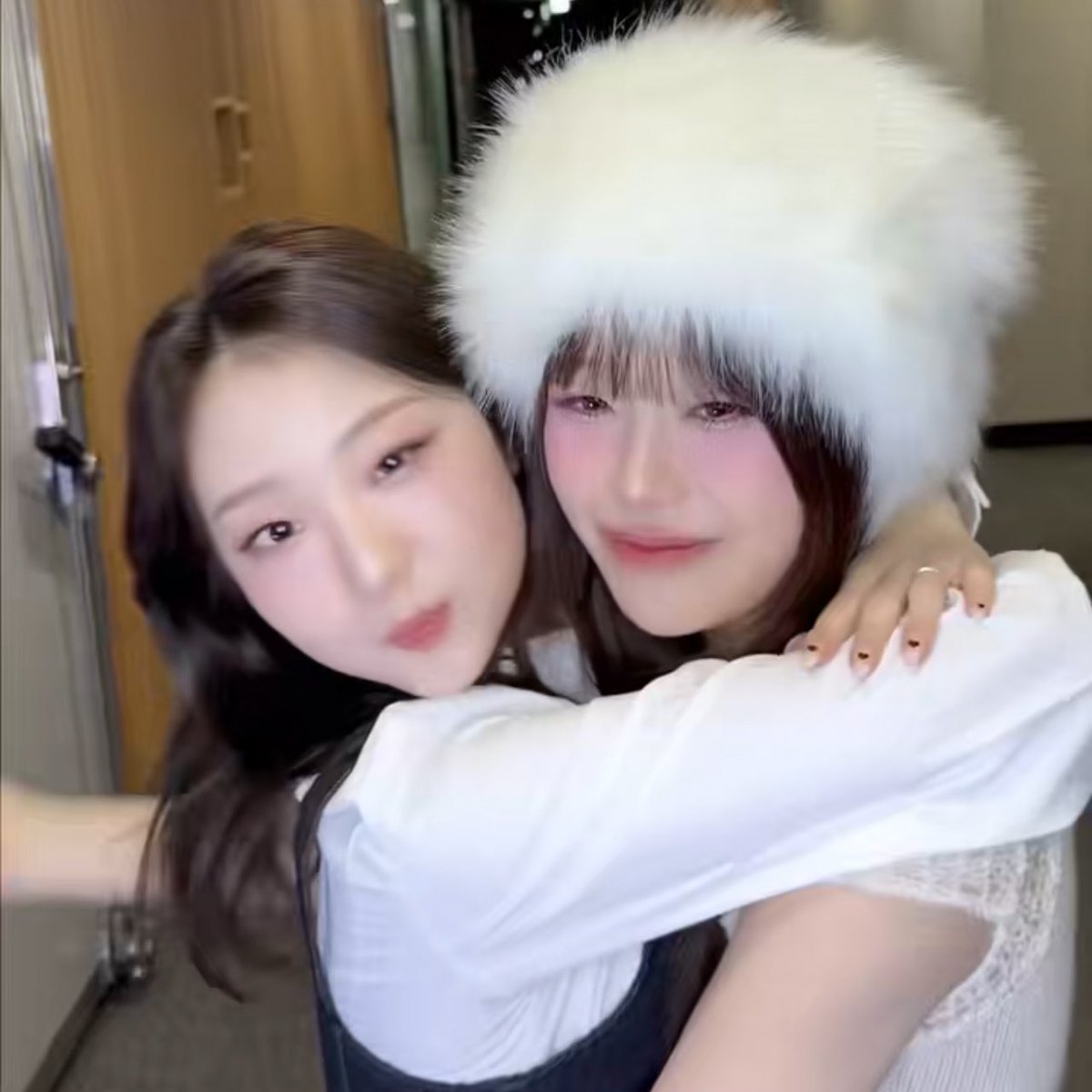 boopsverse's tweet image. yeojin just loves chuu so much like ugh u guys