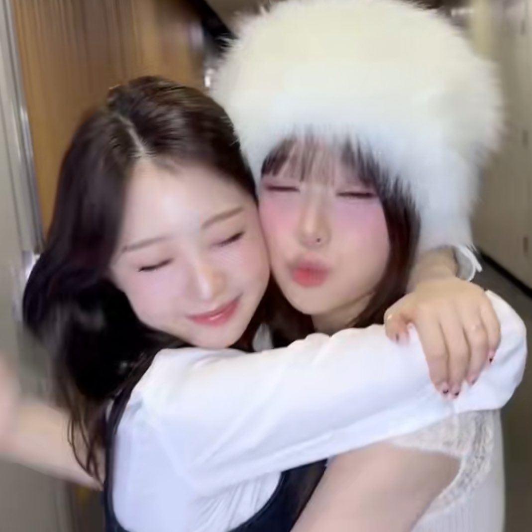 boopsverse's tweet image. yeojin just loves chuu so much like ugh u guys
