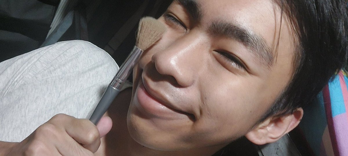 flang_ton7's tweet photo. I was happy to learn how to conceal the redness and pimples on my face♡ Dapat talaga noon pa ako natuto para hindi masyadong visible yung redness and pimple ko! Learning basic makeup before doing my night skincare. #practicingmakeup https://t.co/RiMFHXwBfa