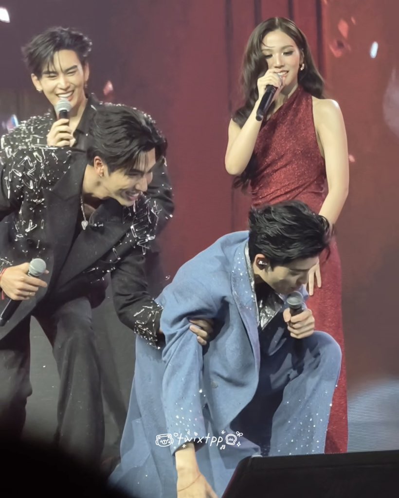 twixtpp's tweet image. ผมต้องโฟกัสอะไรก่อน 
- พี่พระเอกทำเนียนรวบเชือกเพื่อจะกอดเธอจ๋า
- เอสที่ทำหน้าฮ้อบหน้ากว่าใครเพื่อนเมื่อเห็นบอสจะกอดลูกพีช
- เพื่อนรักเพิร์ธที่รีบเข้ามาพยุงพี่พระเอกที่เข่าทรุดเพราะไม่ได้กอดเธอจ๋า

555555555555555555555

#MeAndTheeSeriesAfterParty