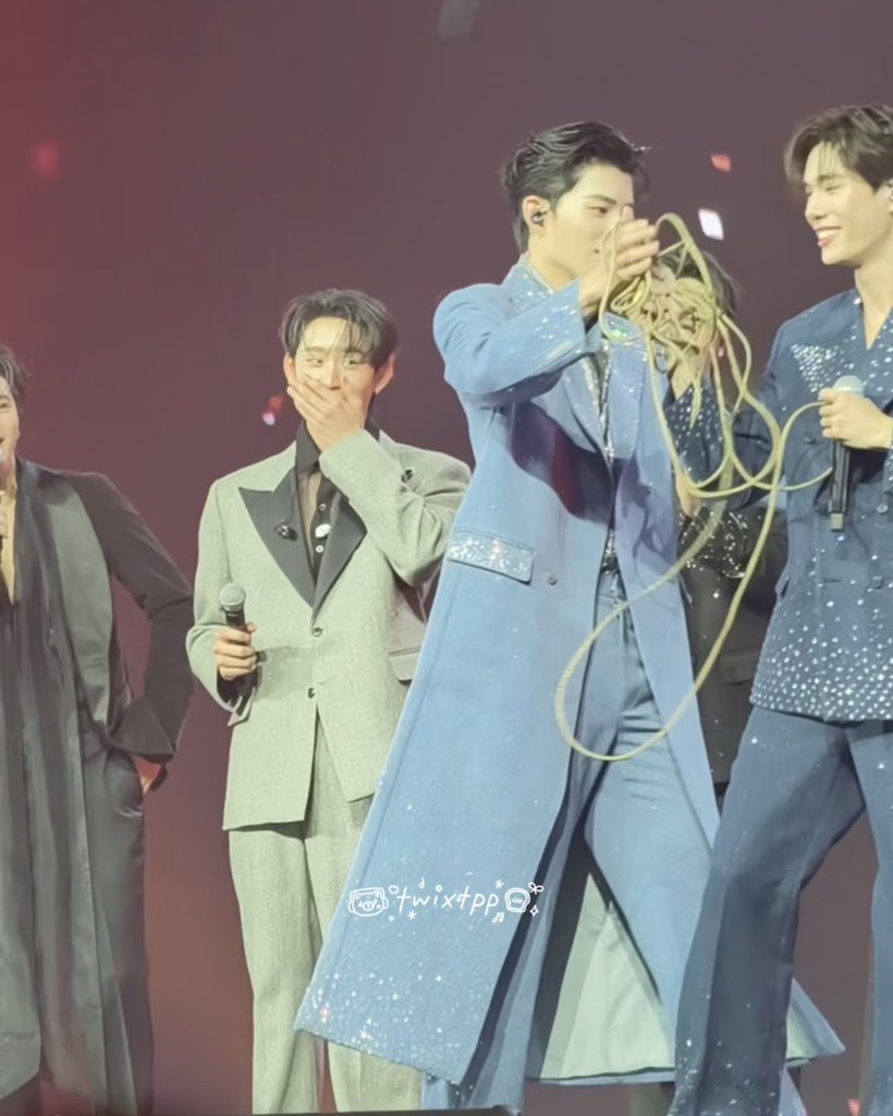 twixtpp's tweet image. ผมต้องโฟกัสอะไรก่อน 
- พี่พระเอกทำเนียนรวบเชือกเพื่อจะกอดเธอจ๋า
- เอสที่ทำหน้าฮ้อบหน้ากว่าใครเพื่อนเมื่อเห็นบอสจะกอดลูกพีช
- เพื่อนรักเพิร์ธที่รีบเข้ามาพยุงพี่พระเอกที่เข่าทรุดเพราะไม่ได้กอดเธอจ๋า

555555555555555555555

#MeAndTheeSeriesAfterParty