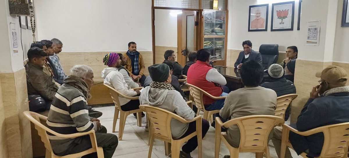 आज पुल प्रहलादपुर भाजपा कार्यालय पर मंडल के शक्ति केन्द्र प्रमुख व प्रमुख कार्यकर्ताओं के साथ मासिक बैठक हुई जिसमें SIR व आगामी कार्यक्रमों को लेकर चर्चा हुई !!
इस अवसर पर बड़े भाई पूर्व निगम पार्षद श्री <a href="/PoswalRajpal/">Rajpal Poswal</a> जी
एवं मंडल के ज्येष्ठ_श्रेष्ठ कार्यकर्ता सम्मिलित हुए!!