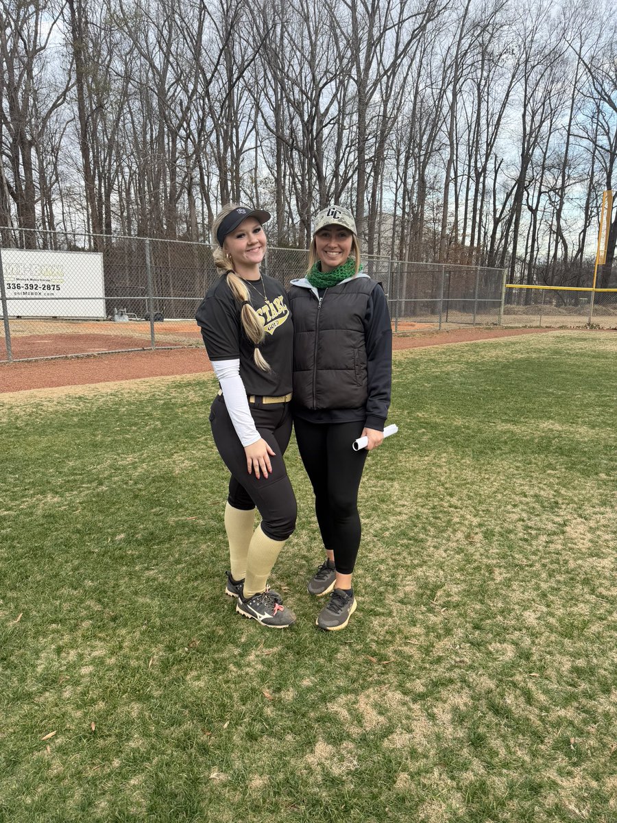 WynterleeG's tweet photo. Such a great day at my future home! Loved bonding with my future teammates and my fellow 2027 commits—can’t wait to play on that field with them! So excited! #PrideSB #CantWait @PrideGCSoftball  @EllisStarz https://t.co/w1MhQ2SnlM
