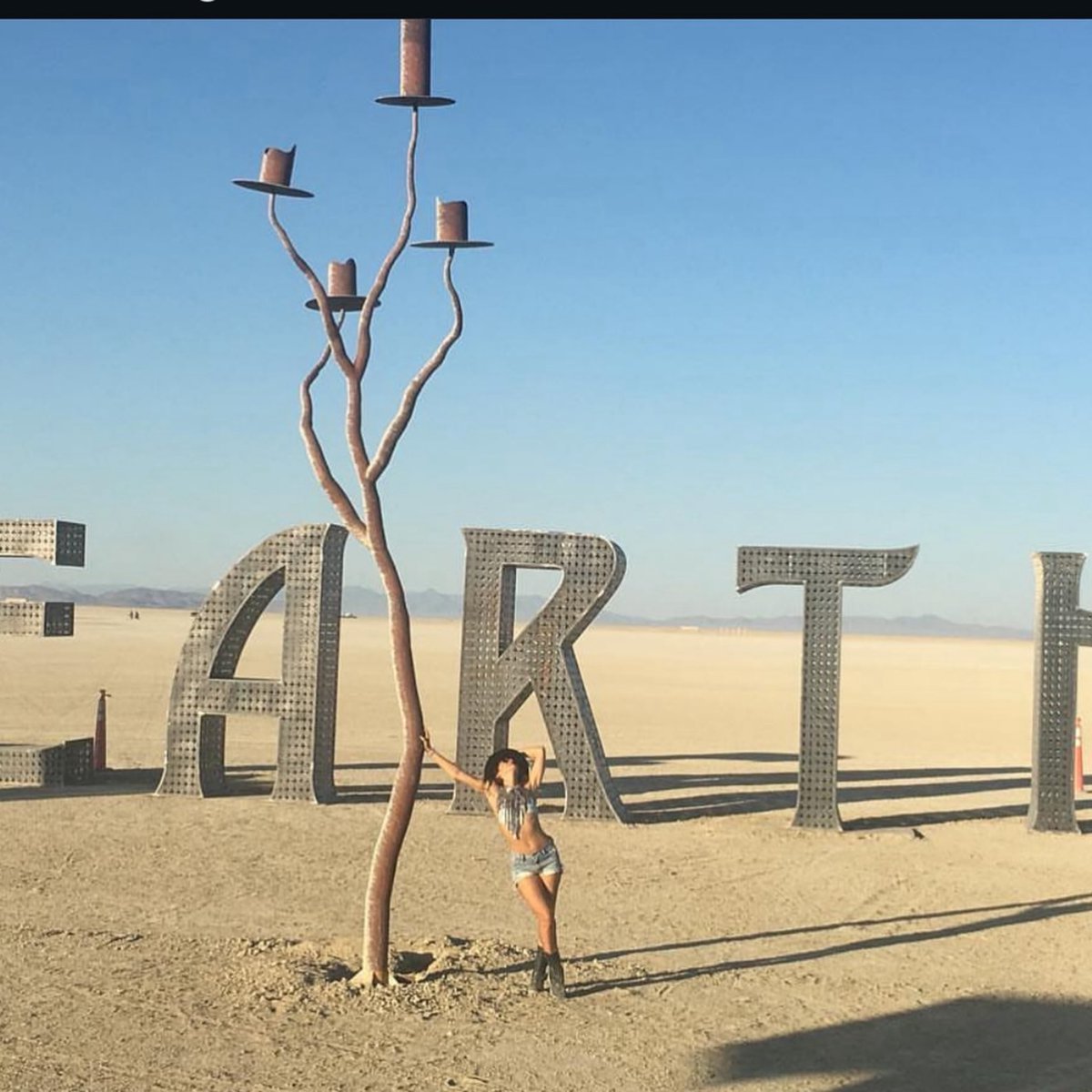 Dicen que el 2026 es el nuevo 2016 ! Que maravilla, fue un año increíble ! Esta foto con el mejor productor de todos los tiempos <a href="/RickRubin/">Rick Rubin</a> en su casa en Los Ángeles mostrándole mi música ! Ir a <a href="/burningman/">Burning Man Project</a>  y sacar canciones como Coraje y Siempre juntos que felicidad !!! #tb2016