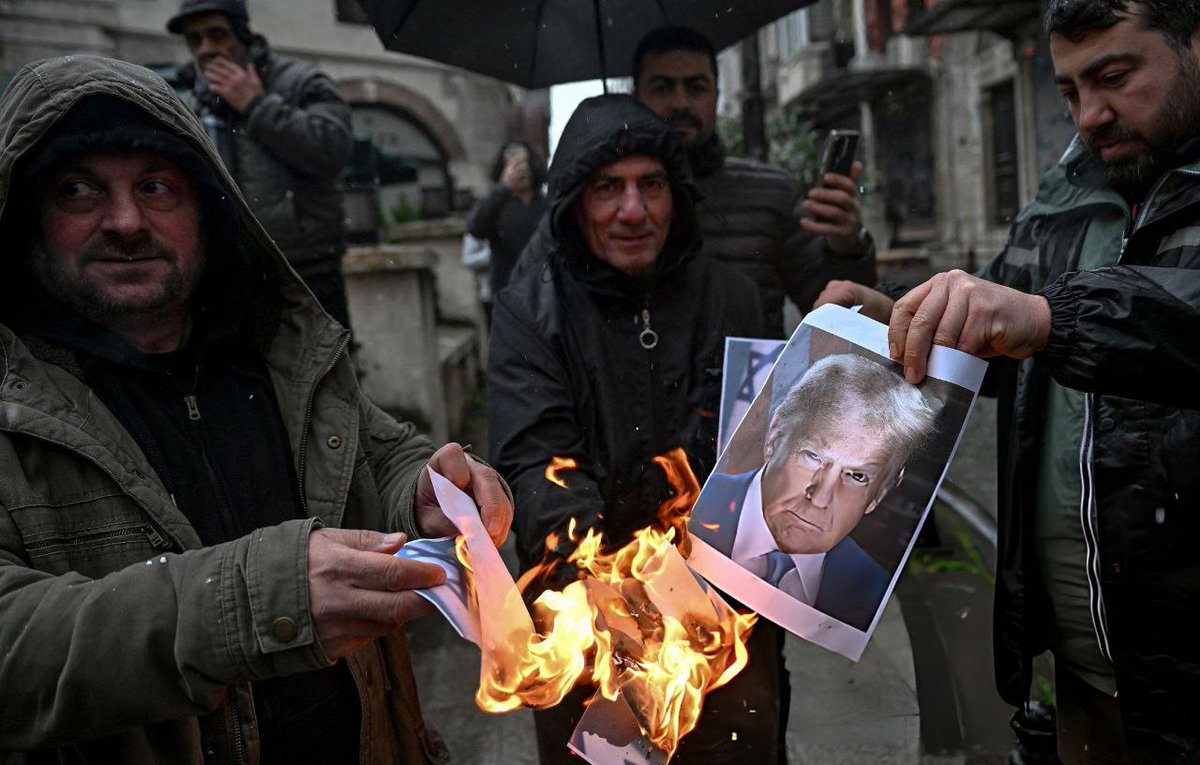 TehranTimes79's tweet photo. People in Istanbul, Turkey burned American and Israeli flags and images of Trump in support of #Iran. https://t.co/COjy3zbyGA