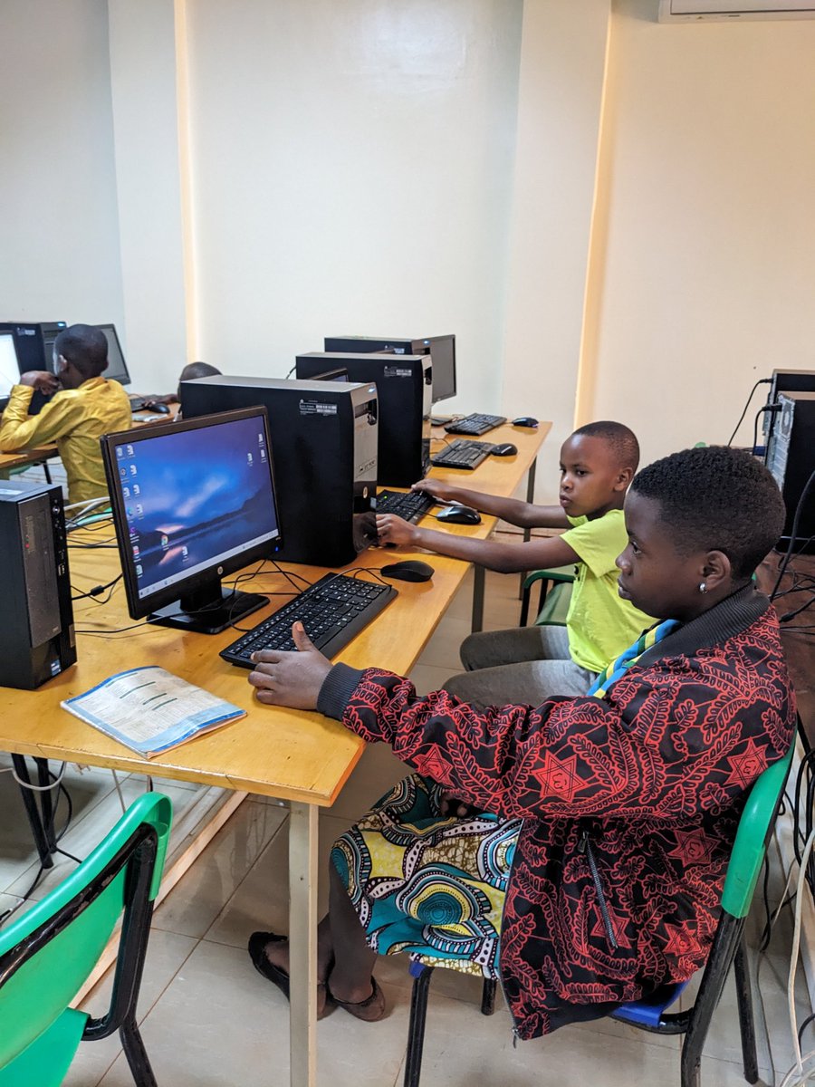 📍 UNIVERSITY OF RWANDA – COLLEGE OF EDUCATION, RUKARA CAMPUS
🦝 Clan: Coati Stoique
📅 January 17, 2026
On January 17, 2026, we conducted learning sessions for children and youth focusing on technology and foreign languages, with the aim of strengthening their knowledge and