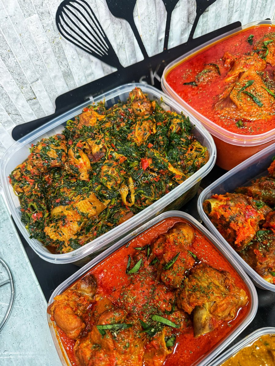 TinuKuye's tweet image. Today was all about stew and soup😍😋

Efo riro - 3 litres
Ogbono - 3 litres 
Chicken stew - 3 litres 
Turkey stew - 1 litre 
Peppered Turkey - 2 litres 
PuffPuff - complimentary