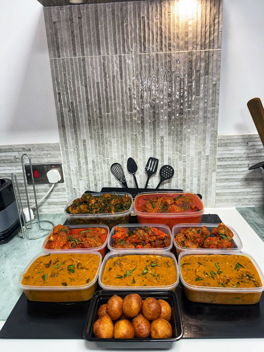 TinuKuye's tweet image. Today was all about stew and soup😍😋

Efo riro - 3 litres
Ogbono - 3 litres 
Chicken stew - 3 litres 
Turkey stew - 1 litre 
Peppered Turkey - 2 litres 
PuffPuff - complimentary