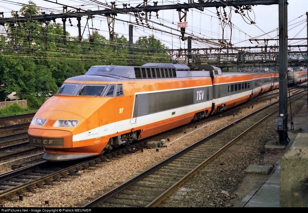 Años 80: Cuando Francia vivía en el año 2000

Francia en los años 80 fue, sin duda, una de las mayores potencias tecnológicas del mundo, compitiendo cara a cara con Estados Unidos y Japón en sectores estratégicos. Su enfoque se basó en los "Grandes Proyectos" impulsados por el