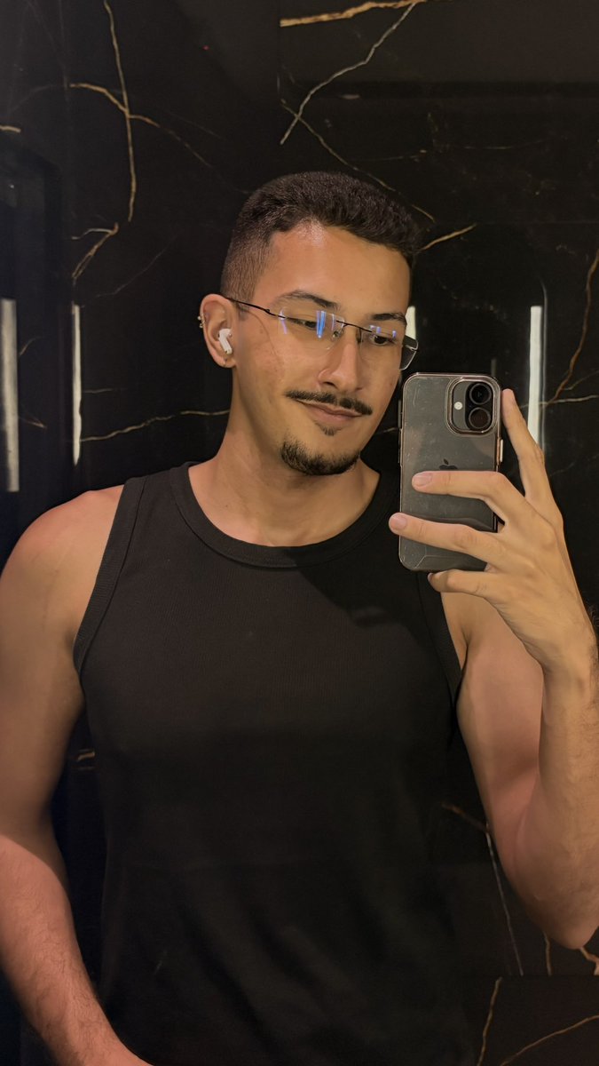 netinhoverso's tweet image. tirando foto na academia em um dia e faltando no outro