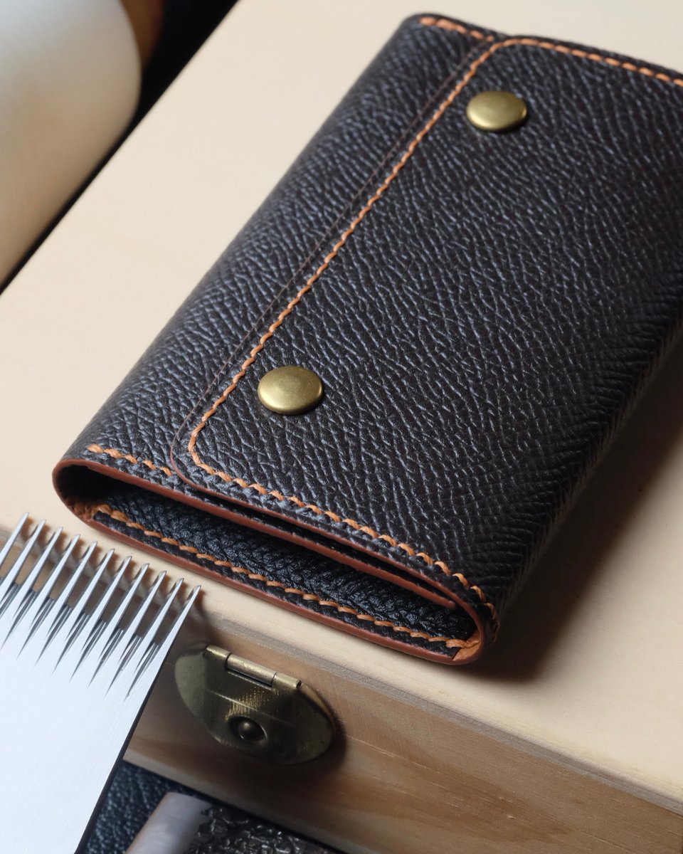 AtelierDecoster's tweet image. Porte-cartes business 29 en veau Epsom brun, intérieur en veau Epsom gold, fil caramel et peinture cognac #atelierdecoster #decoster #artisan #handmade #handstiched #handmadeinbelgium #madeinbelgium #handmadewallet #bespokewallet #customwallet