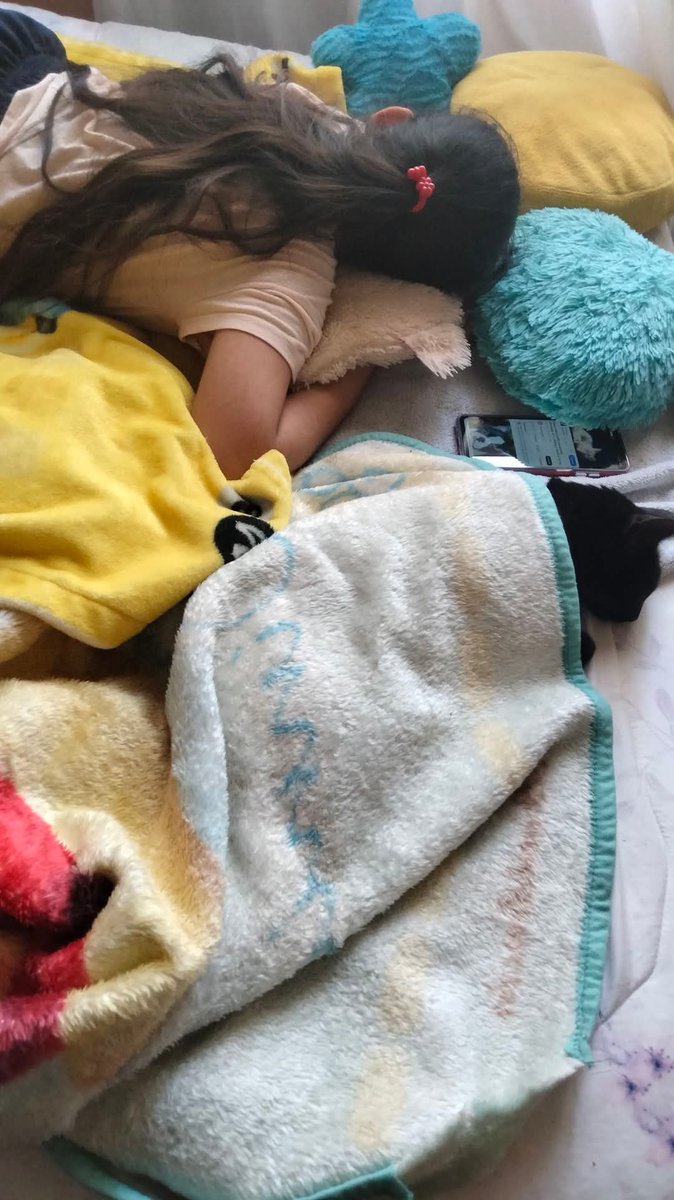 En_jupiter_'s tweet image. Mi sobrina llego de la escuela cansada y le dijo a mi mamá "Abuelita, me voy a ir a dormir un ratito", seguido de eso vi que agarró a Salem (nuestra gata) y se subió con ella.

Pasaron como 40 minutos y decidí subir para echar un vistazo y las encontre así.