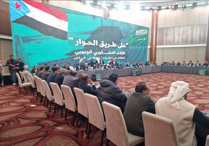 "السعودية ووحدة اليمن بين الخطاب السياسي والواقع الميداني" 

ظنّ بعض الناس أن السعودية تقف في مواجهة مشروع تقسيم اليمن، الذي نُسب في بدايته إلى رعاية إماراتية،
فاندفعوا خلف هذا التصور بدافع العاطفة،  يهللون.
غير أن الوقائع على الأرض سرعان ما كشفت حقيقة مختلفة تمامًا.
فقد بات