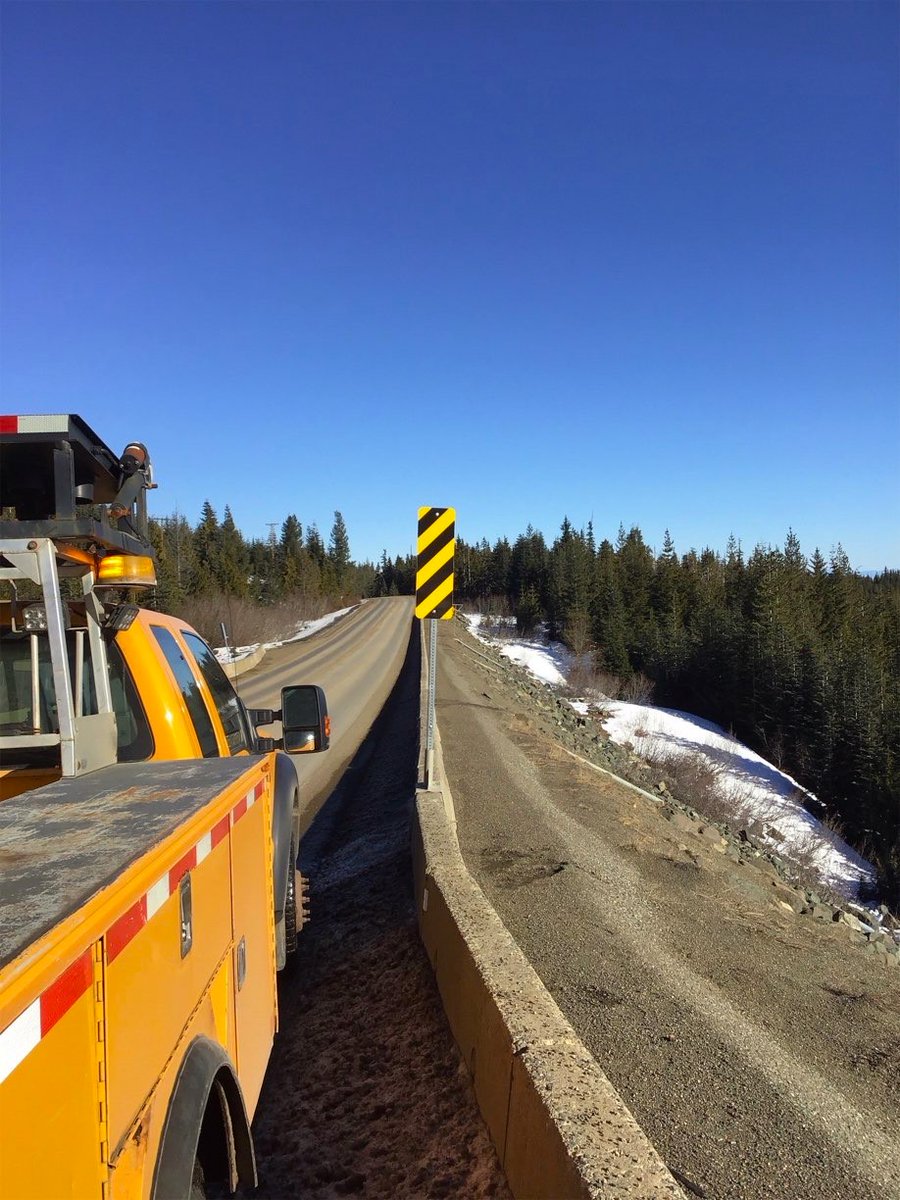 MainroadMIsland's tweet image. Roadside workers include truck drivers, first responders, tow operators, utility workers, hwy maintenance workers, flaggers, and garbage handlers.👷🚧 

Protect them by slowing down and moving over when you see their flashing lights. 

#SlowDownMoveOver