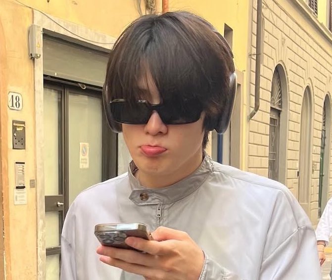 214fix's tweet image. let him out now 😭😭😭