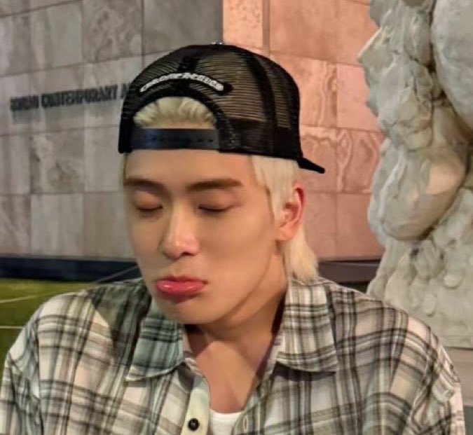 214fix's tweet image. let him out now 😭😭😭