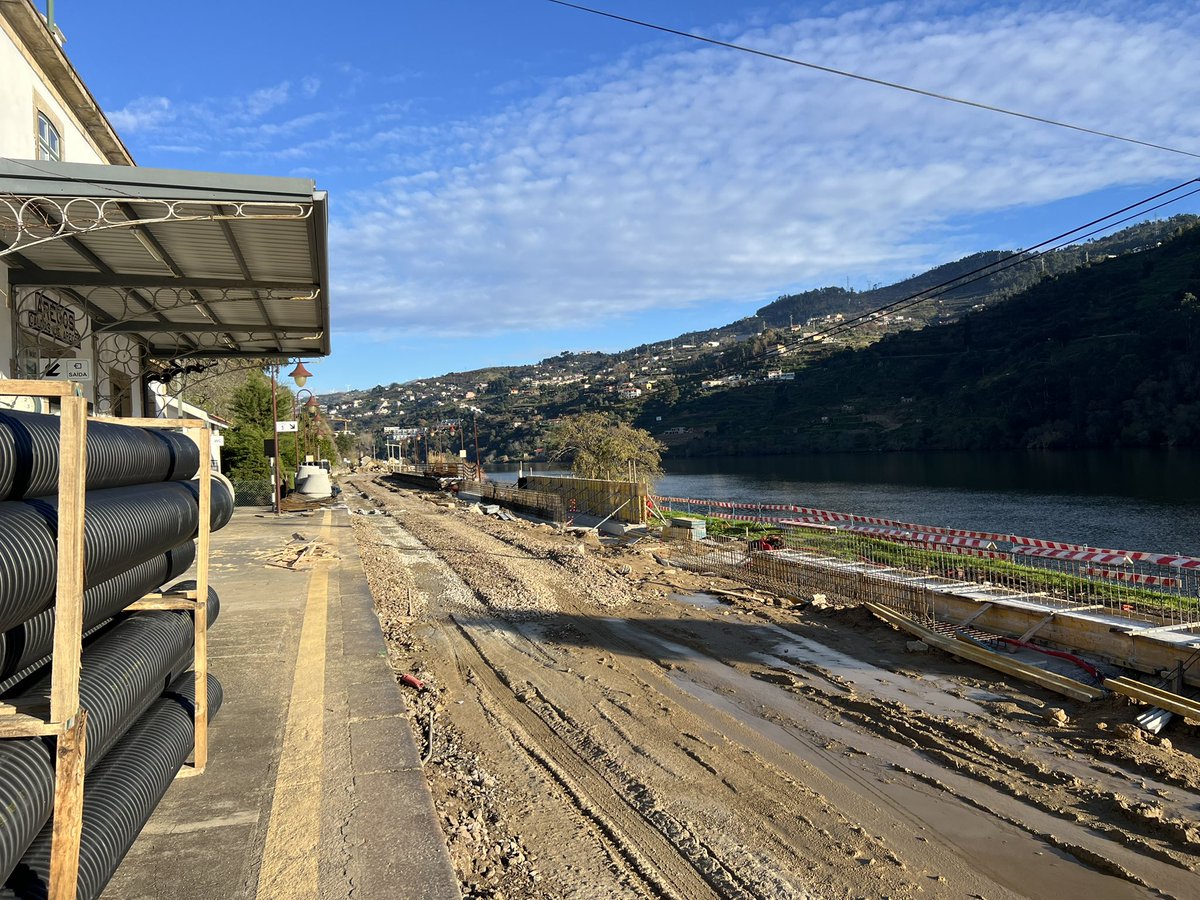 Vão avançando as obras na estação de Aregos na linha do Douro. A 74 dias de voltarem a passar aqui comboios, a grande questão: Vai a linha reabrir no prazo estabelecido?
#linhadodouro