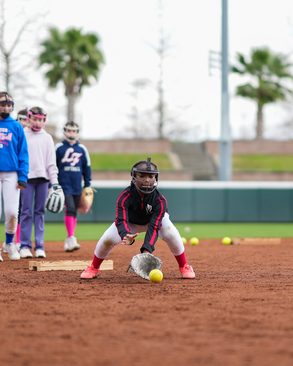 LSUsoftballcamp's tweet photo. π Lockdown defense
#LSUSbCamp https://t.co/McAsicrZz7