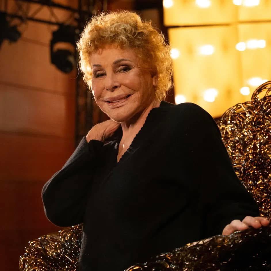 “Da quando vado da Fazio la mia domenica è cambiata esco alle nove di sera, torno alle undici e mezza.
Dico quello che penso, mi diverto.
L’età del mio pubblico si è abbassata. Mi seguono anche i tredicenni, i ventenni. Mi dicono che con me si divertono, quando mi incontrano mi