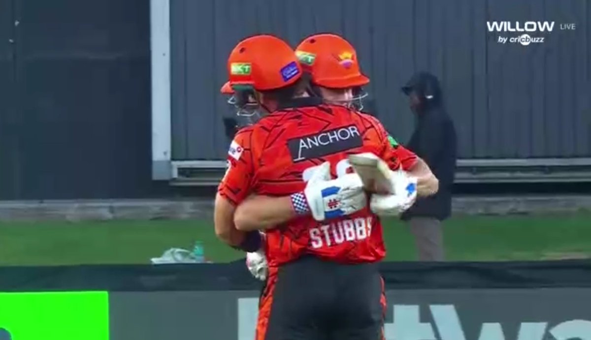 YelloveLanka's tweet photo. SEC Will play Qualifier 1 🔥🧡
- Good work by Green with the ball
- Good & Mature Knock by both QDK & Reeza
#SA20 #MICTvsSEC
📸: @SA20_League https://t.co/fC0DTMckxN