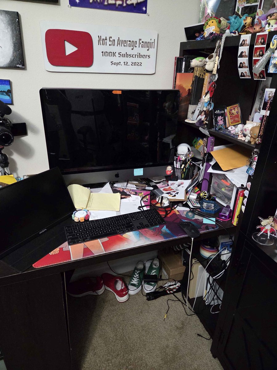 notsoavgfangirl's tweet image. Welp. My 2025 Truth or Dare forfeit has been completed! @WeeLassReacts has cleaned my desk! 😆 Thanks, baby. 😘

Here is the before and after!  ✨