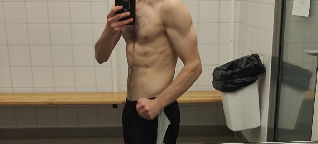 CortiChad's tweet image. J'ai un plus beau physique que toi. 6 pack + blanc + fit + natio = ratio.