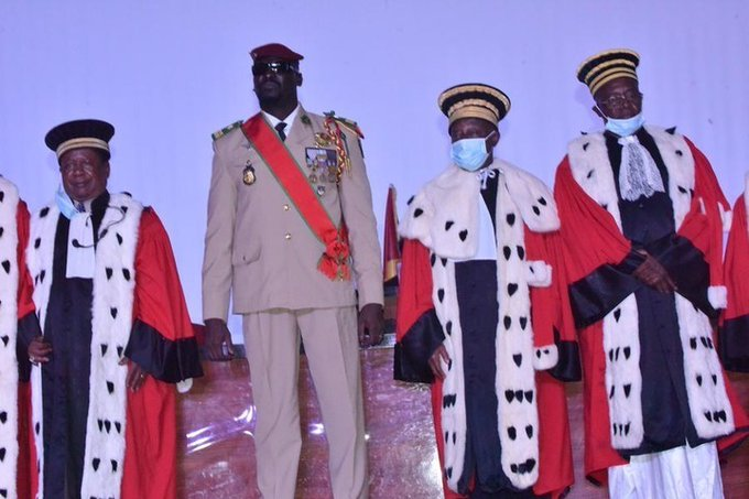 LabeLegend6's tweet photo. À l’issue d’une cérémonie solennelle samedi à Conakry, Mamadi Doumbouya a été investi président de la République de Guinée pour un mandat de sept ans, conformément à la nouvelle Constitution 🇬🇳.
#NouvelleConstitution #AfriqueOuest https://t.co/oMxQgtOvkd