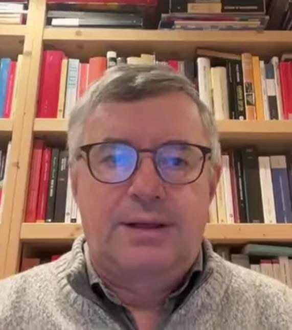 soumi_ds's tweet image. C’è voluto uno storico e un intellettuale come Alessandro Barbero per smontare, in poco più di quattro minuti, quattro mesi di propaganda insopportabile del governo Meloni e dei suoi trombettieri di corte sul Referendum Giustizia.

E ci ha spiegato, da storico, come meglio non…