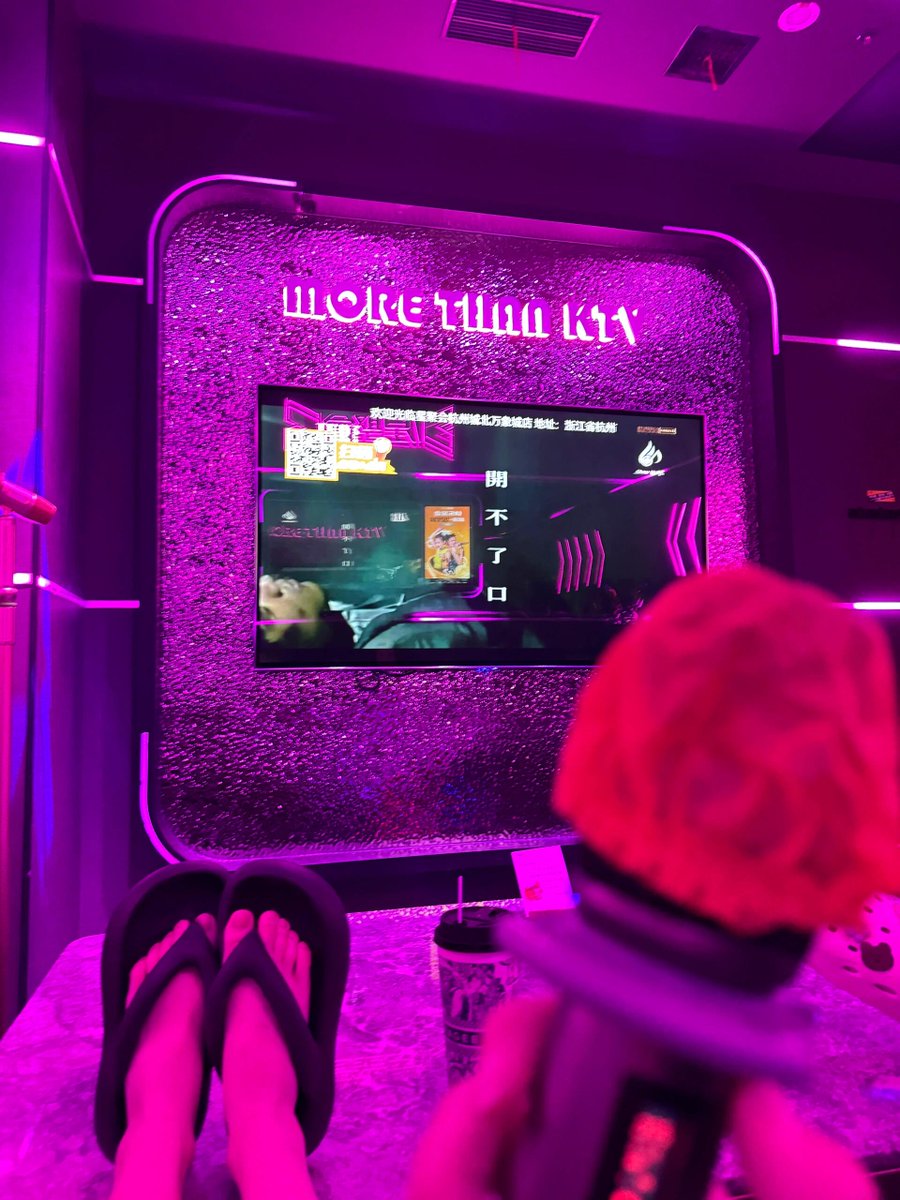 Hdafrefs's tweet image. マイクを握れば、日常を忘れて全力投球！