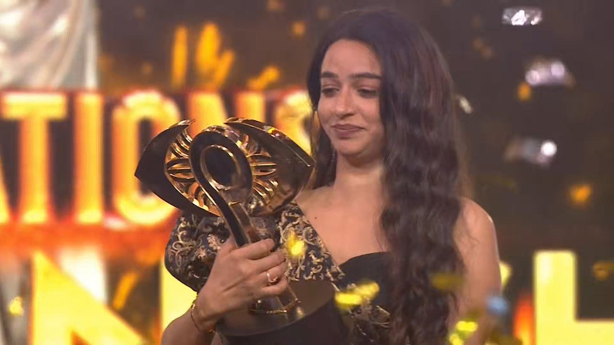 monsterr_mk's tweet photo. Been in the industry for 10+ years
Acted in a superhit serial for 5+ years

But got no awards &amp; recognition !
Now she has got much better than the so called awards!

Title winner of #BiggBossTamil9 

#BiggBossTamil #Divya #DivyaGanesh https://t.co/GjQWU95yUM