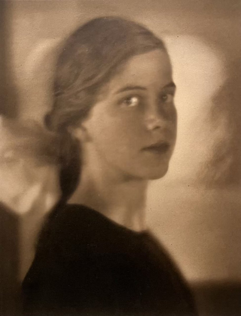 📸Aller voir Edward Weston à la <a href="/mep_paris/">MEP</a>, c’est assister à 1 métamorphose : du pictorialisme à une photographie nette, exigeante, charnelle. Poivrons, dunes, corps, paysages : un même regard, obsessionnel et moderne.
➡️ 25 janvier.
#EdwardWeston #Photographie #photographylovers