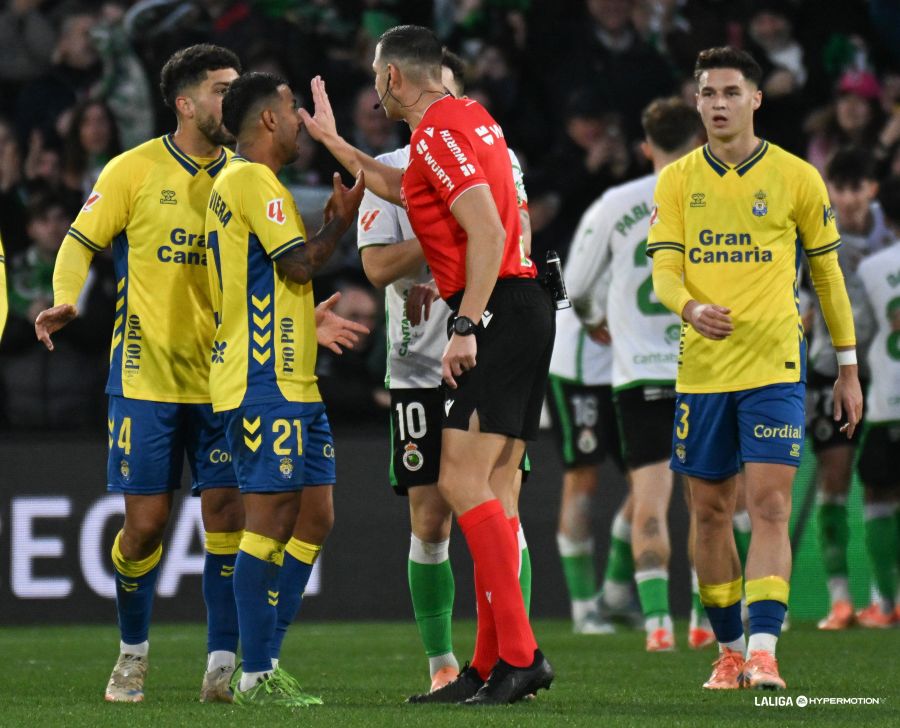 📣 El colegiado murciano Lax Franco, se mostró muy casero a lo largo de todo el partido en El Sardinero 👎🏾⚽💳 
Foto: <a href="/LaLiga/">LALIGA</a> 📸
#RacingLasPalmas #LaUnionHaceLasPalmas #GranCanaria #PasionAmarilla