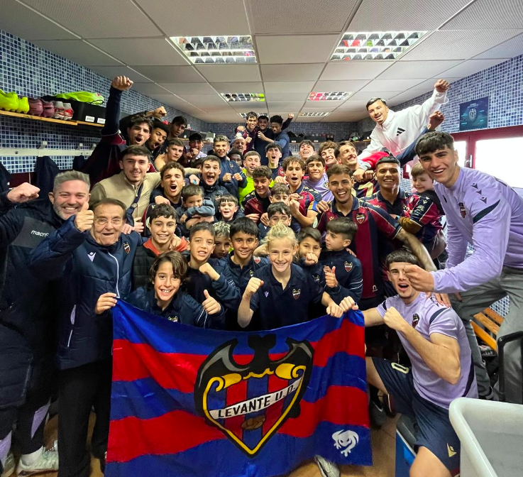 pedreragranota's tweet photo. 🐸𝙊𝙧𝙞𝙜𝙚𝙣 𝙙𝙚𝙡 𝙨𝙚𝙣𝙩𝙞𝙢𝙞𝙚𝙣𝙩𝙤🐸

🔵🔴Solo hay que ver estas dos imágenes para darse cuenta que el amor y sentimiento por este club también se inyecta en la cantera. 

😍 Chavales de 8 años con Paco Cortés y Kareem que jugaron ayer en el Bernabeu. https://t.co/vw8qE0kyPp