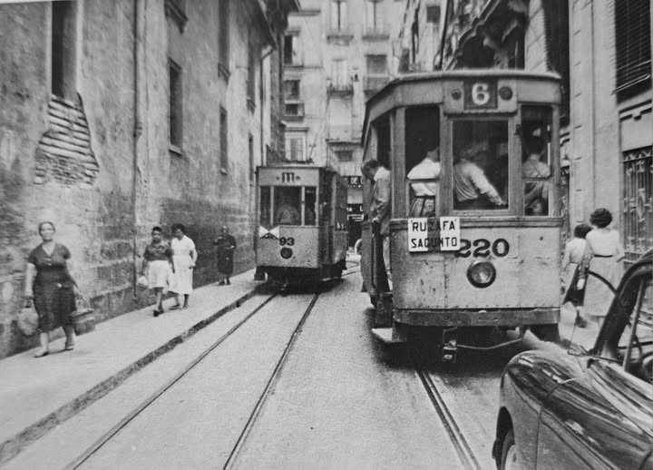 València, any 1955. Tamvies, cotxes, vianants per l'estret carrer Micalet (Foto Levante EMV).