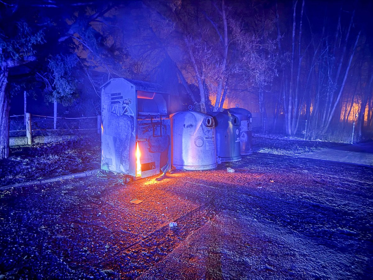 Neuer Beitrag online!
Altkleidercontainer in Forst in Brand gesteckt 
Forst (Lausitz). Am Freitagabend, dem 17. Januar 2026, wurde in der August-Bebel-Straße in Forst ein Altkleidercontainer in Brand gesetzt. Die Feuerwehr wurde um 21:19 Uhr alarmiert, ...
blaulichtreport-lausitz.de/altkleidercont…