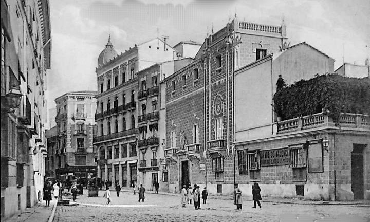 València, any 1900. Fotografia d'un irreconeixible el carrer Poeta Querol, abans de la seua remodelació en els anys 1960 que va derruïr diversos palaus històrics, com el de dels Comtes de Nieulant, a la fotografia.