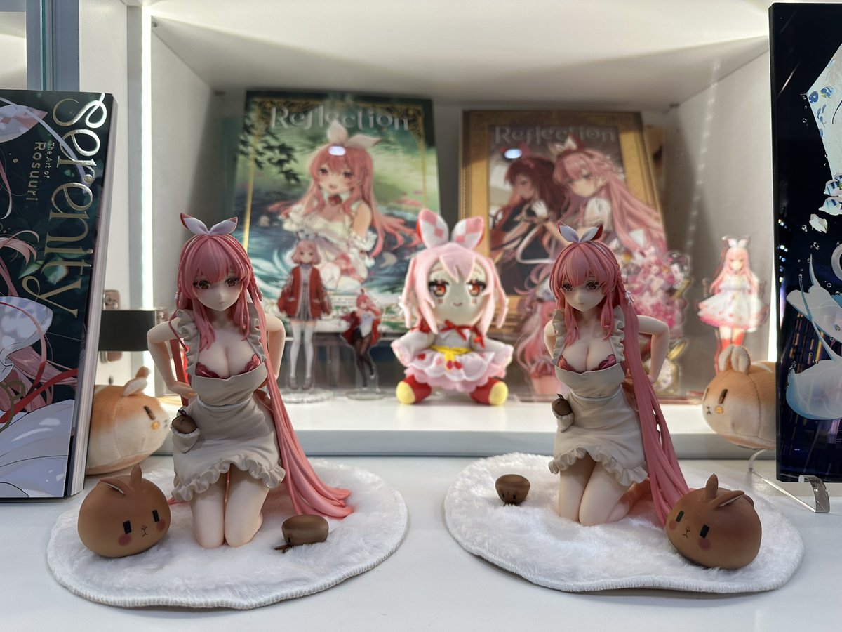 Nazarielle's tweet image. Finally the rosubun figure--I mean apron rosu figure arrived! It's so cute and smol, I thought there's no way it's in that small of a box, granny sure is smol 🤭
Now she can take care of the maid Rosu plushie on top of my pc 🥺
#GanbaRosu #rosumerch