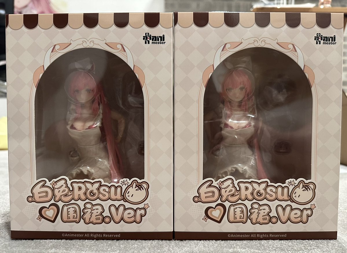 Nazarielle's tweet image. Finally the rosubun figure--I mean apron rosu figure arrived! It's so cute and smol, I thought there's no way it's in that small of a box, granny sure is smol 🤭
Now she can take care of the maid Rosu plushie on top of my pc 🥺
#GanbaRosu #rosumerch