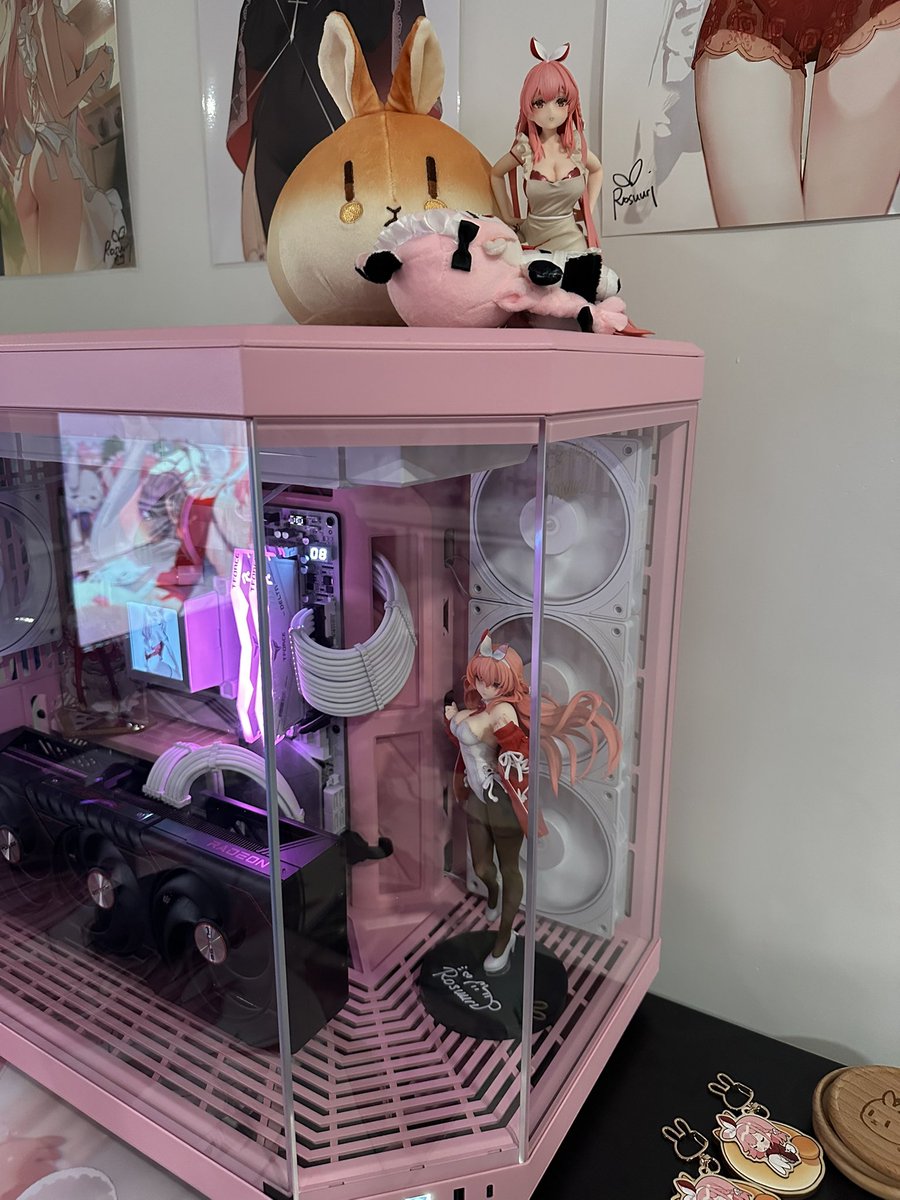 Nazarielle's tweet image. Finally the rosubun figure--I mean apron rosu figure arrived! It's so cute and smol, I thought there's no way it's in that small of a box, granny sure is smol 🤭
Now she can take care of the maid Rosu plushie on top of my pc 🥺
#GanbaRosu #rosumerch